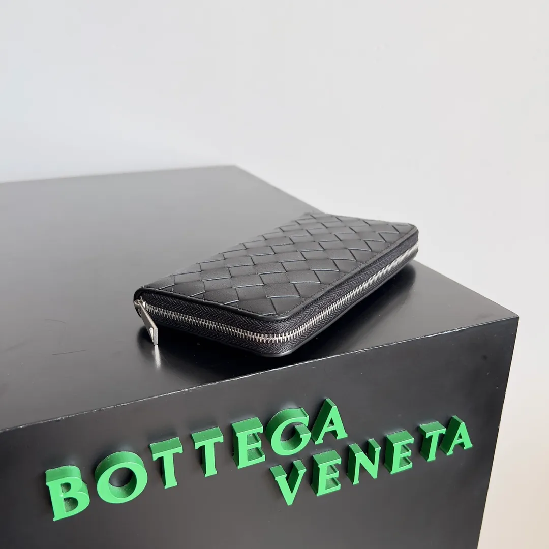 Batch 960 BV wallet has a low-key appearance and a simple and attractive woven design. It can be used as a gift for men🎁. It has enough space and is very practical. It can also be used by girls. The zipper is smooth and the wiring is meticulous. It is low-key and not exaggerated. Style number: 593217 Size: 19*10*2